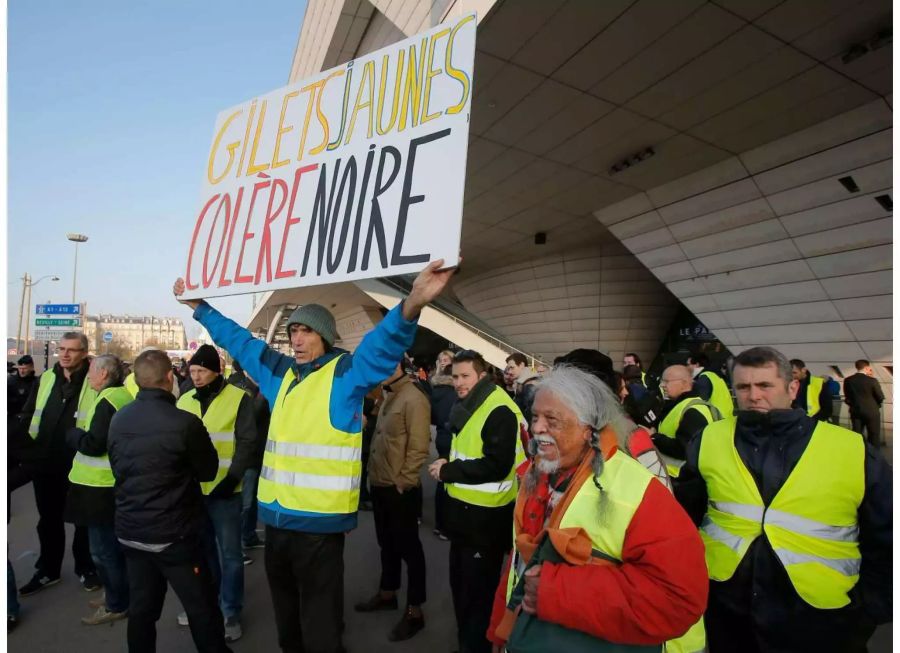 Demonstranten versammeln sich in der französischen Hauptstadt Paris.