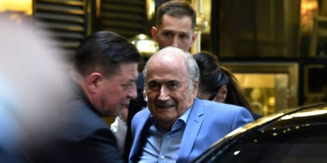 Ex-Präsident Joseph Blatter steigt aus einem Auto.