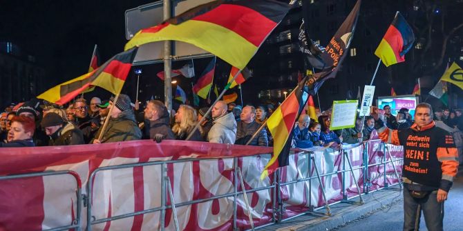 Rechte Gruppen protestieren am Rande des Besuchs von Bundeskanzlerin Merkel in Chemnitz.