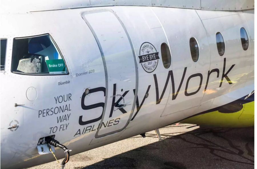 Eine Maschine der SkyWork Airlines steht auf einem Rollfeld beim Flughafen Bern-Belp.