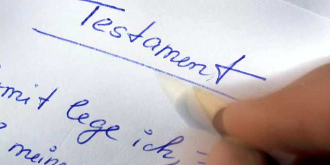 Eine Person schreibt ihr Testament. Neu sollen die Pflichtanteile für Kinder und andere Nahestende kleiner sein. Eine Person schreibt ihr Testament. Neu sollen die Pflichtanteile für Kinder und andere Nahestende kleiner sein.