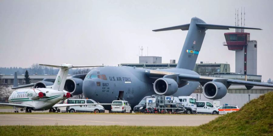 Ein Flugzeug der US Air Force steht vor dem Besuchs von Donald Trump am WEF im Flughafen Zürich.