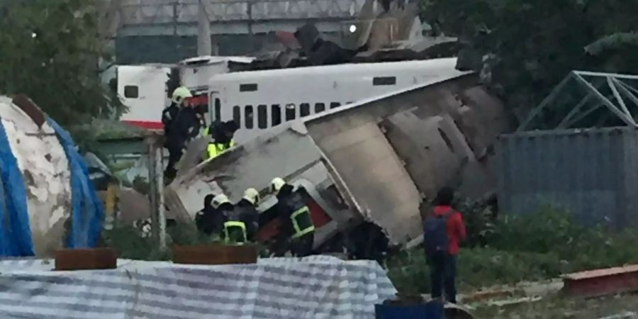 Rettungskräfte suchen im verunglückten Zug in Taiwan nach Überlebenden.