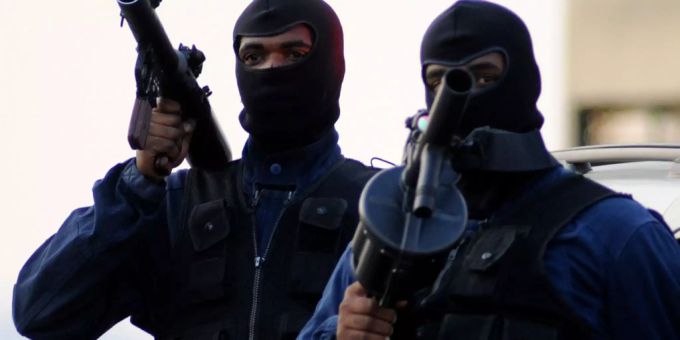 Mitglieder der saudischen Spezialeinheit zeigen einige ihrer Fähigkeiten und ihrer Ausrüstung während einer Zeremonie in Arafat (SAU). Mitglieder der saudischen Spezialeinheit zeigen einige ihrer Fähigkeiten und ihrer Ausrüstung während einer Zeremonie in Arafat (SAU).