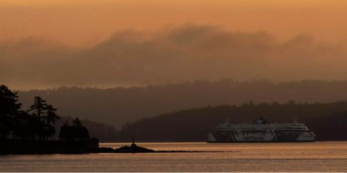 Ein Schiff fährt in der Nähe von der Insel Vancourver, British Columbia (Symboldild). Ein Schiff fährt in der Nähe von der Insel Vancourver, British Columbia (Symboldild).