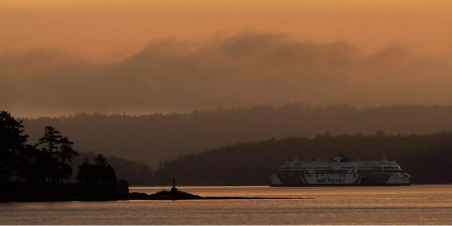 Ein Schiff fährt in der Nähe von der Insel Vancourver, British Columbia (Symboldild).