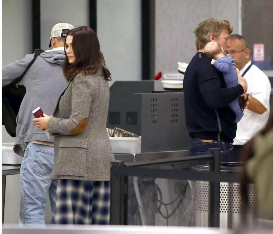 James Bond Daniel Craig mit seiner sechs Wochen alten Tochter und Ehefrau Rachel Weisz am Sicherheits-Check am Flughafen New York.