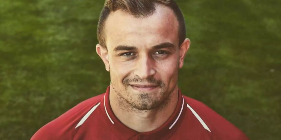 Xherdan Shaqiri posiert für einen Festtagsgruss an seine Fans