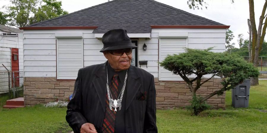 Joe Jackson, Vater des verstorbenen Michael Jackson, steht vor deren früheren Familienhaus in Gary, Indiana (US).