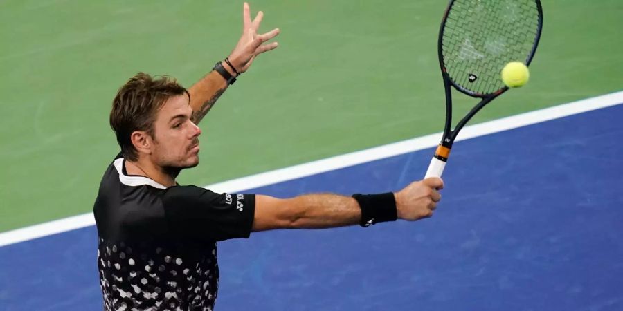 Stan Wawrinka spielt einen Ball in der Partie gegen Milos Raonic an den US Open.