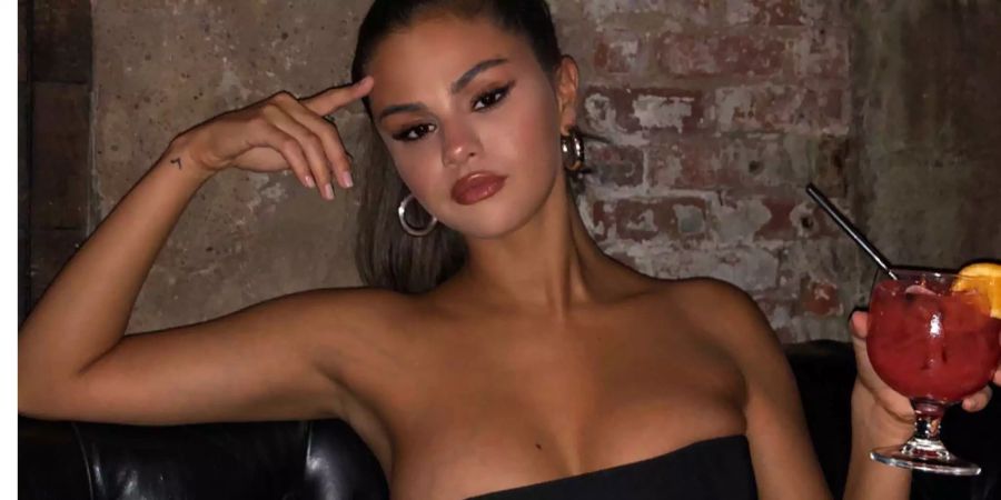 Selena Gomez zeigt sich mit XL-Oberweite. Fans fragen sich, ob sie beim Beauty-Doc war.