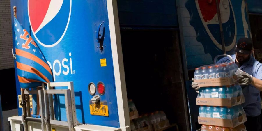 Ein Mann entlädt Soft-Drinks von einem Pepsi-Truck in New York.