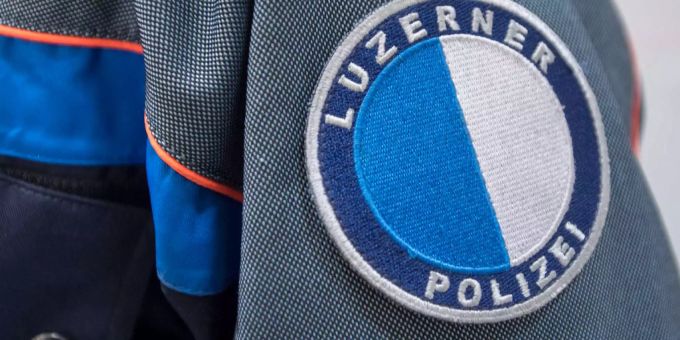 Das Logo der Kantonspolizei Luzern auf der Kleidung eines Polizisten. Ebikon Ballwil