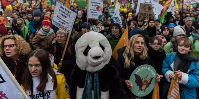 Demonstranten in Berlin machen sich für das Klima stark.