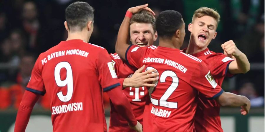 Bayerns Robert Lewandowski, Thomas Müller, Serge Gnabry und Joshua Kimmich (v.l.n.r.) jubeln nach dem 1:2 durch Gnabry.