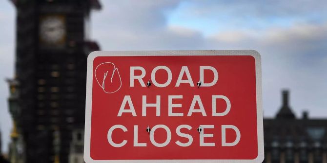 Ein Schild mit der Aufschrift «road ahead closed» ist vor dem Big Ben und der Westminster Station zu sehen.