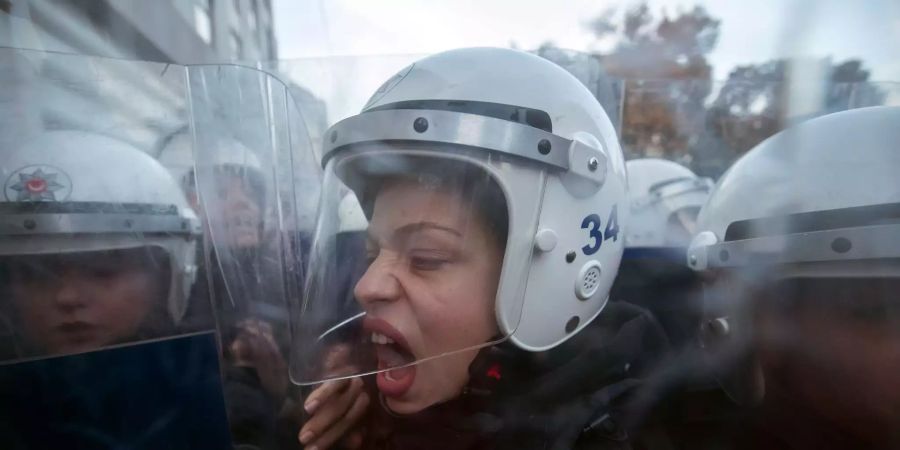 Eine türkische Polizistin im Einsatz.