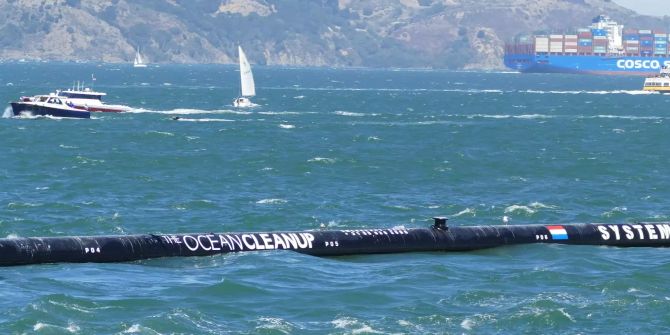 Ein Abfallsammelgerät aus dem Projekt «The Ocean Cleanup» schwimmt auf seinem Weg zum Einsatzort.