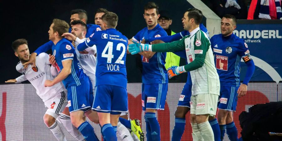 Auseinandersetzungen zwischen den Spielern des FC Luzern und den Spielern des FC Basel.