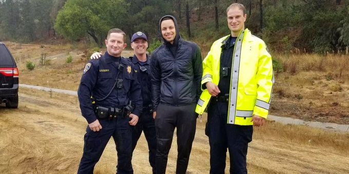 Stephen Curry posiert nach seinem Autounfall am Freitag morgen mit Polizisten für ein Foto. Stephen Curry posiert mit Polizisten für ein Foto.