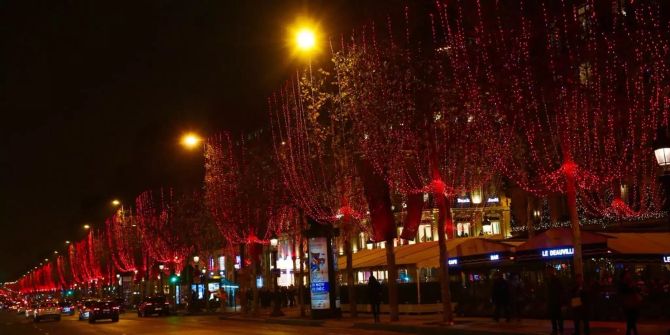 Die roten Lichterketten auf den Champs-Elysées.