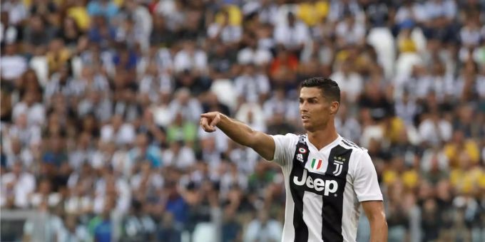 Cristiano Ronaldo gestikuliert während des Serie-A-Spiels zwischen Juventus Turin und Lazio Rom. Cristiano Ronaldo gestikuliert während des Serie-A-Spiels zwischen Juventus Turin und Lazio Rom.