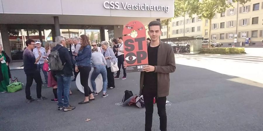 Dimitri Rougy, im Referendumskomitee gegen die Observation von verdächtigen Bezügern von Sozialversicherungsleistungen vor dem Gebäude der CSS in Luzern.