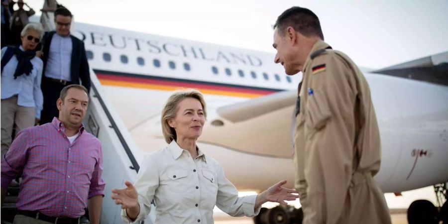 Ursula von der Leyen, Bundesministerin der Verteidigung, kommt auf dem Luftwaffenstützpunkt in Al Azraq in Jordanien an und wird von Kristof Conrath (r), Kontingentführer des deutschen Einsatzkontingents, begrüsst.