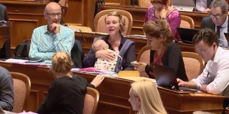 Grüne-Nationalrätin Irène Kälin mit ihrem Sohn Elija in der Babytrage im Nationalratssaal am Donnerstag.