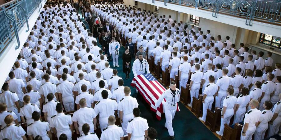 Hunderte Marines stehen Spalier für den verstorbenen US-Senator John McCain.