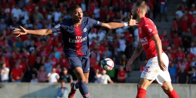 Paris Saint-Germains Stürmer Kylian Mbappé feiert ein Tor gegen Nimes. Paris Saint-Germains Stürmer Kylian Mbappé feiert ein Tor gegen Nimes.