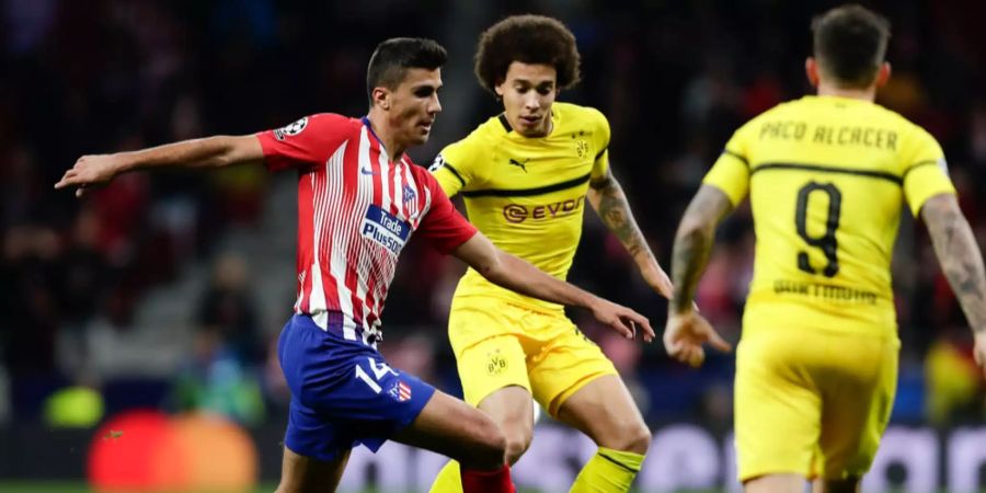 Axel Witsel (Borussia Dortmund, Mitte) kämpft mit Rodrigo Hernandez (Atlético Madrid)  im Champions-League-Spiel gegen um den Ball.