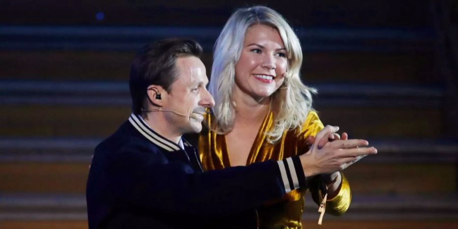 Martin Solveig tanzt bei der Ballon-d'Or-Verleihung mit Gewinnerin Ada Hegerberg.