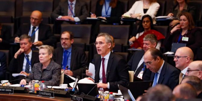 Jens Stoltenberg umgeben von Aussenministern an der Nato-Konferenz.