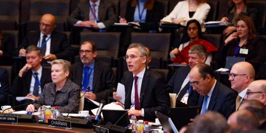 Jens Stoltenberg umgeben von Aussenministern an der Nato-Konferenz.