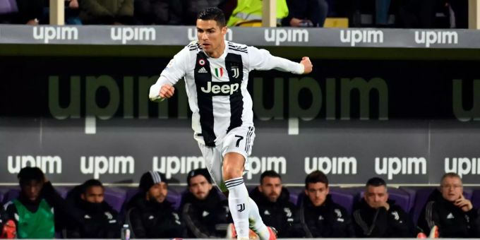 Cristiano Ronaldo belegt bei der Balon-d'Or-Wahl den zweiten Platz. Cristiano Ronaldo stürmt mit dem Ball nach vorne.