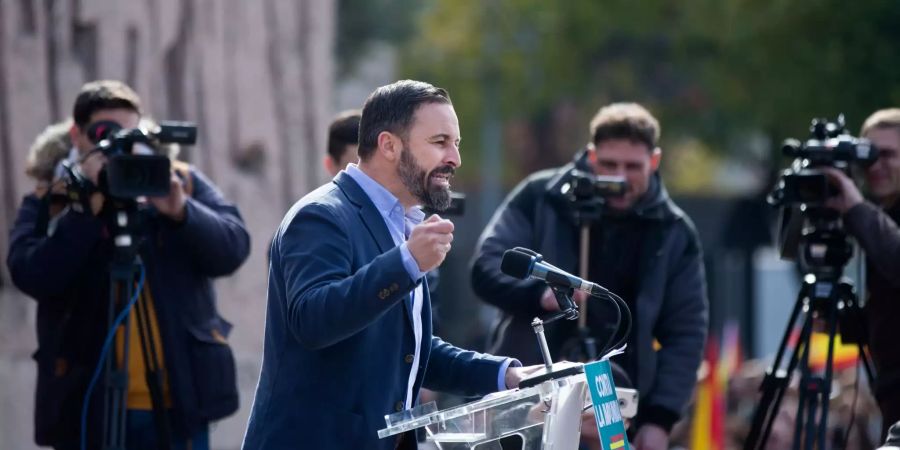 Santiago Abascal, Vorsitzender der rechtspopulistischen Partei Vox, spricht während einer Kundgebung vor Unterstützern der Partei in Madrid.