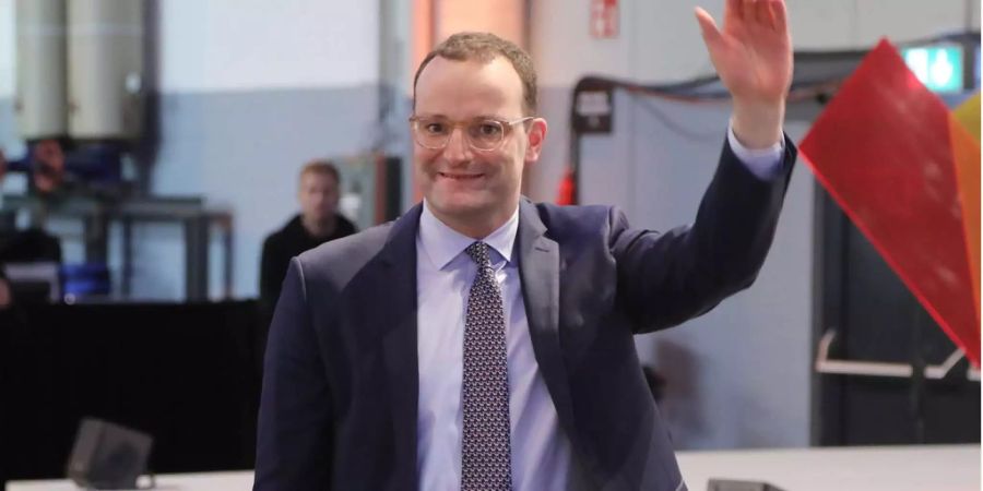 Jens Spahn hat keine prominenten Unterstützer. Manche legen ihm gar nahe, gar nicht anzutreten.