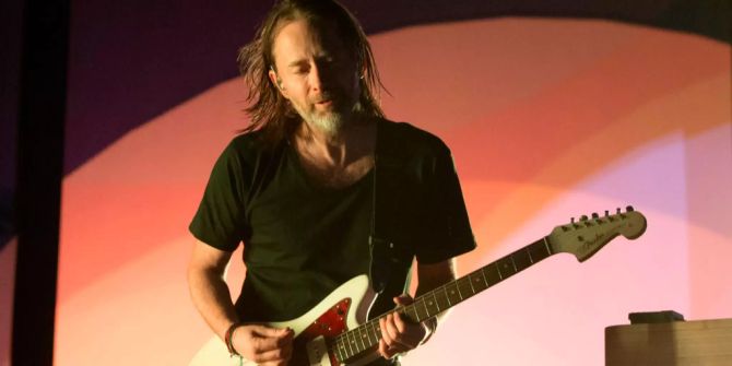 Radioheads Thom Yorke spielt auf seiner Gitarre.