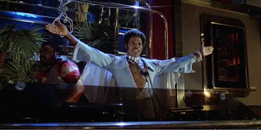 Tucker Williams (Rudy Ray Moore) heizt als «Disco Godfather» die Meute an.