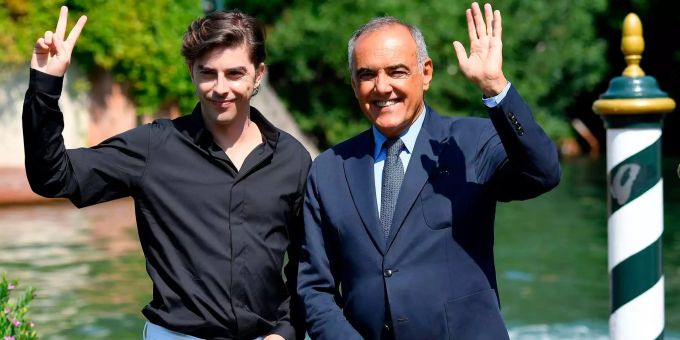 Der italienische Schauspieler Michele Riondino und Alberto Barbera, Direktor der Filmfestspiele von Venedig, kommen am Strand des Lido an. Der italienische Schauspieler Michele Riondino und Alberto Barbera, Direktor der Filmfestspiele von Venedig, kommen am Strand des Lido an.