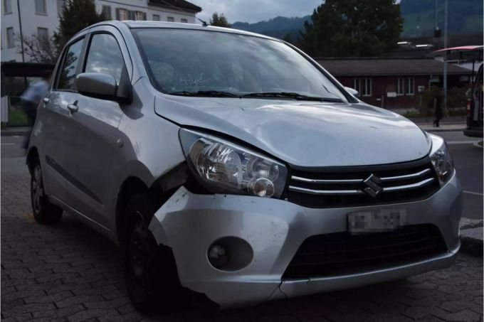 Silbernes Auto mit Beule vorne rechts - zvg Kantonspolizei St. Gallen Silbernes Auto mit Beule vorne rechts - zvg Kantonspolizei St. Gallen