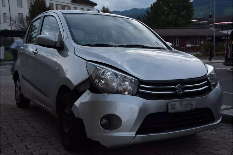 Silbernes Auto mit Beule vorne rechts - zvg Kantonspolizei St. Gallen
