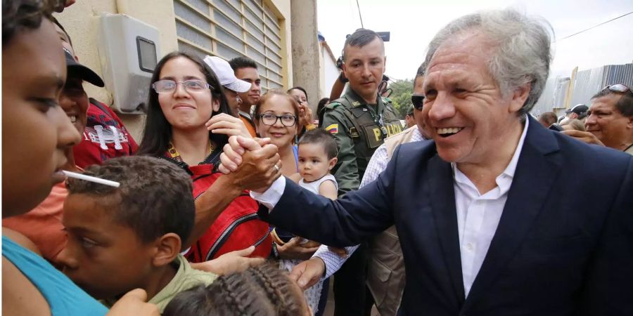 Der OAS-Generalsekretär Luis Almagro begrüsst venezolanische Flüchtlinge in Cúcuta (COL) an der Grenze zu Venezuela.