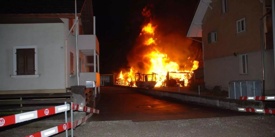 Ein Geräteunterstand in Gerlafingen SO steht in Brand.