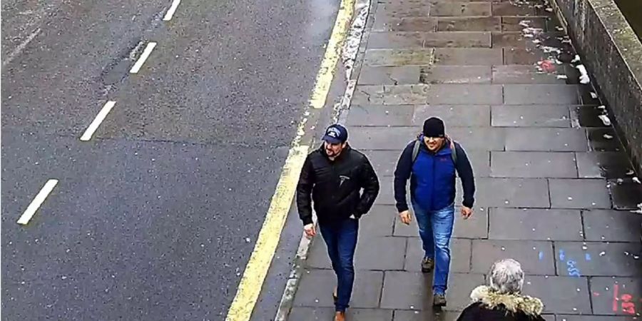 Dieses von der Metropolitan Police am 05.09.2018 zur Verfügung gestellte Standbild einer Überwachungskamera zeigt Alexander Petrow und Ruslan Boschirow, die zwei Verdächtigen im Fall des Attentats auf den ehemaligen russischen Doppelagenten Skripal.