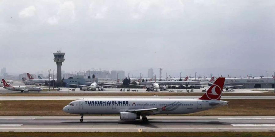 Ein Flugzeug auf dem Atatürk-Flughafen in Istanbul.