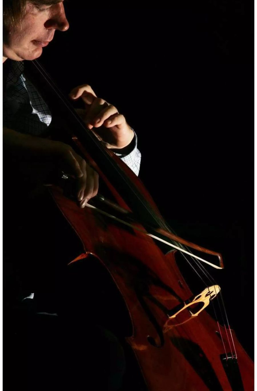 Cellist am Spielen - Keystone