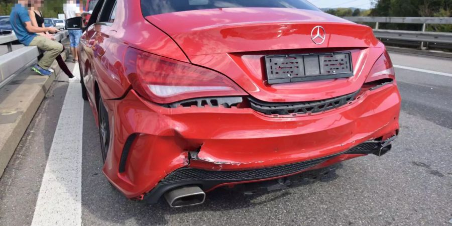 Verunfalltes rotes Auto mit Schaden hinten - zvg Polizei Solothurn