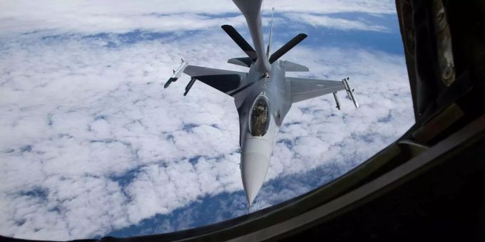 Ein F-16-Kampfjet der US-Air Force wird von einem KC-135 Stratotanker in der Luft aufgetankt. Ukraine Krieg